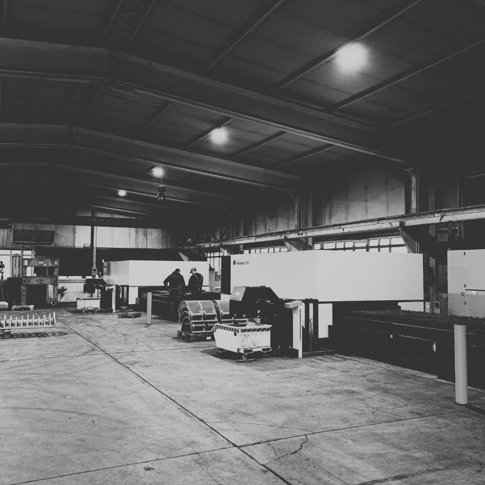 Laserschneidanlage in der CUTMETALL-Fertigung – Mitarbeiter bei der Herstellung von Komponenten für Recyclingmaschinen