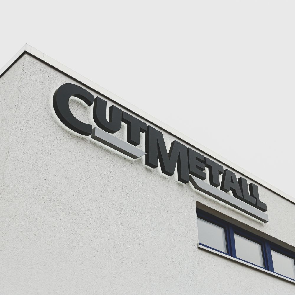 CUTMETALL-Logo an der Fassade des Unternehmensgebäudes – Spezialist für Ersatzteile im Recyclingbereich