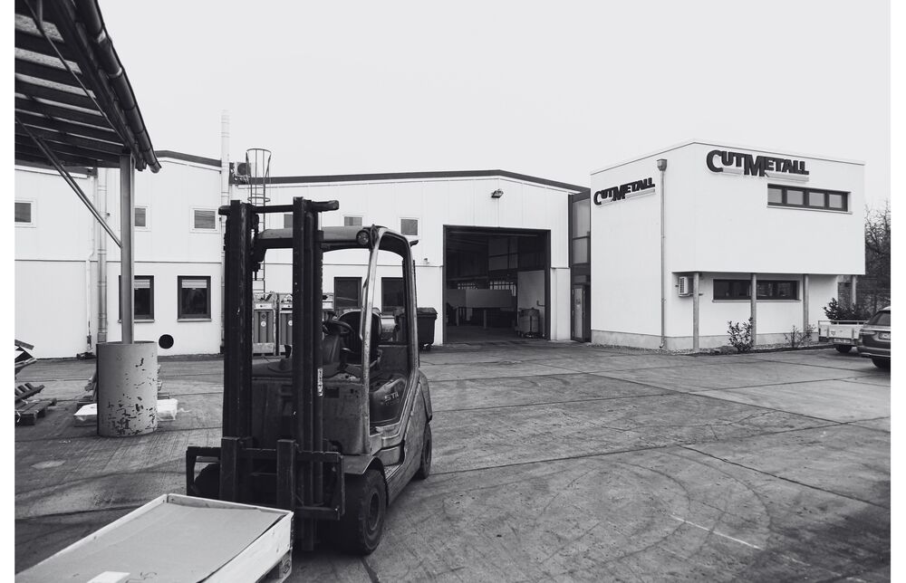 CUTMETALL logistics area with forklift and production facility – industrial operations in the spare parts business for recycling plants
