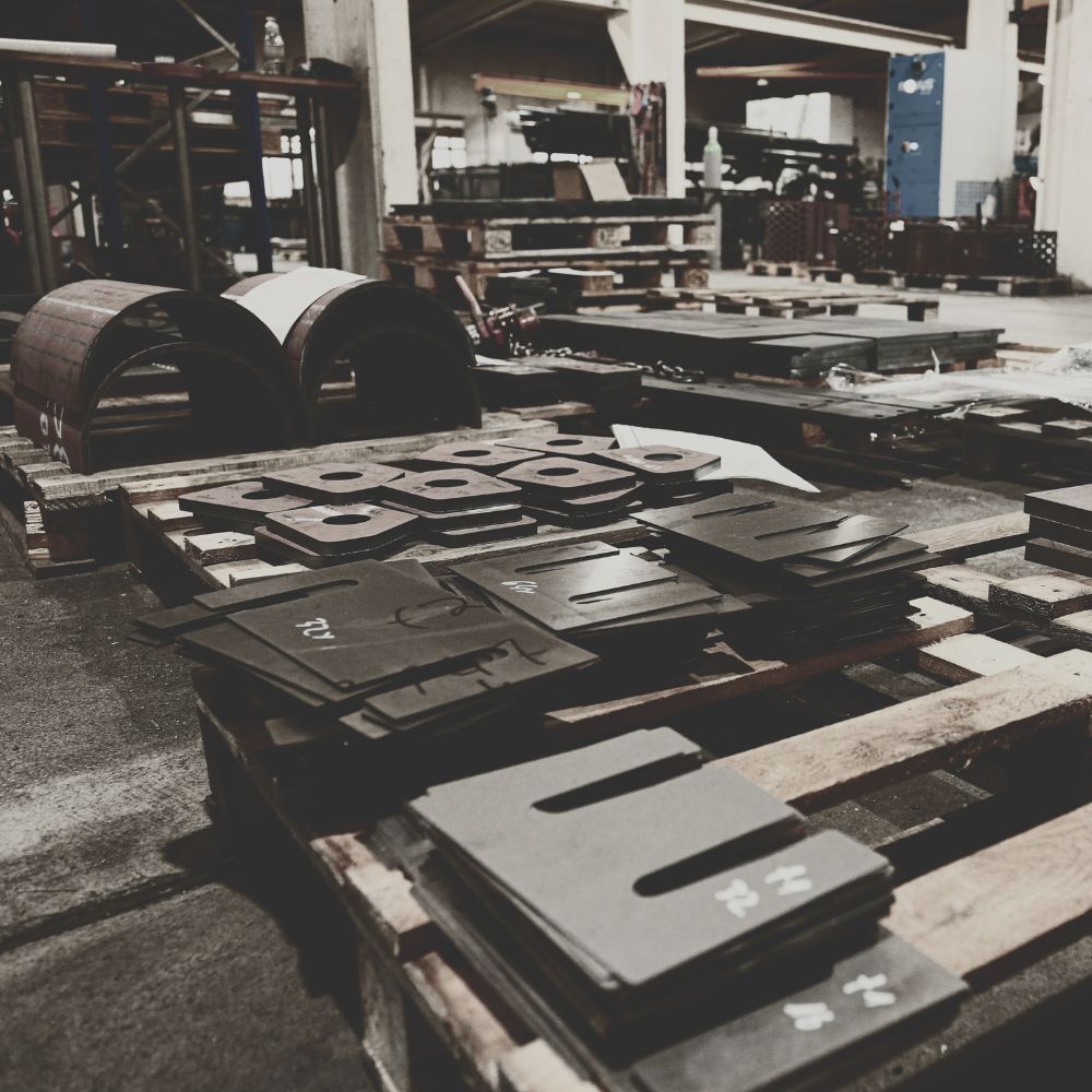 Pezzi grezzi tagliati al laser su pallet – semilavorati per componenti CUTMETALL destinati a macchine per il riciclaggio