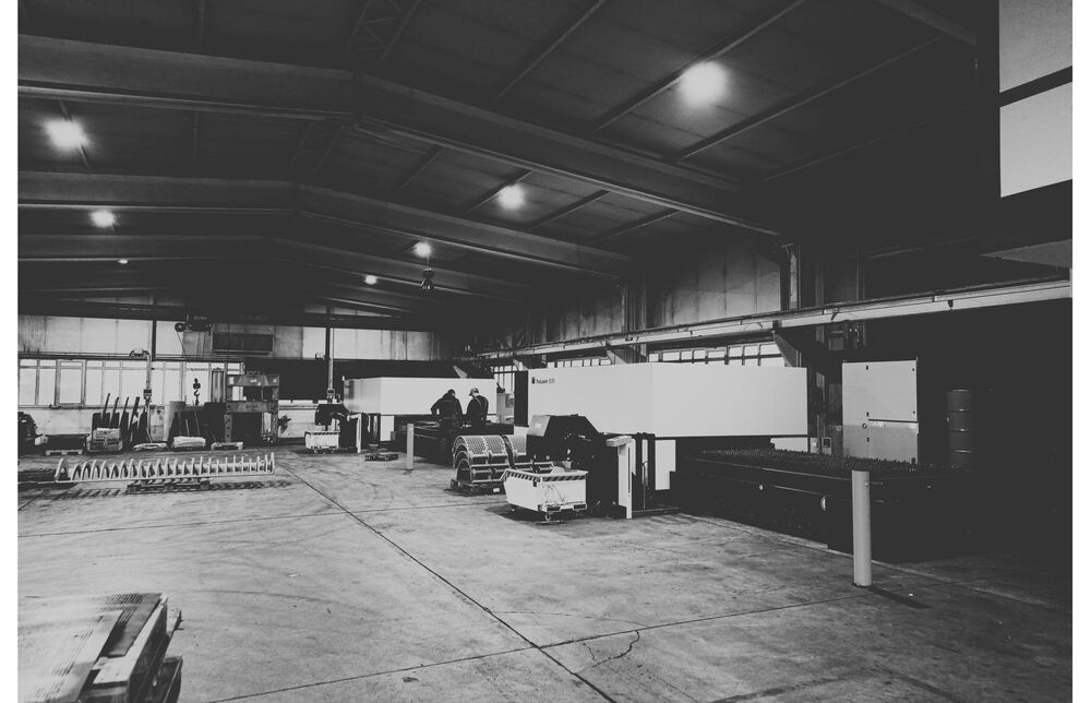 Machine de découpe laser dans l’atelier CUTMETALL – opérateurs produisant des pièces pour machines de recyclage