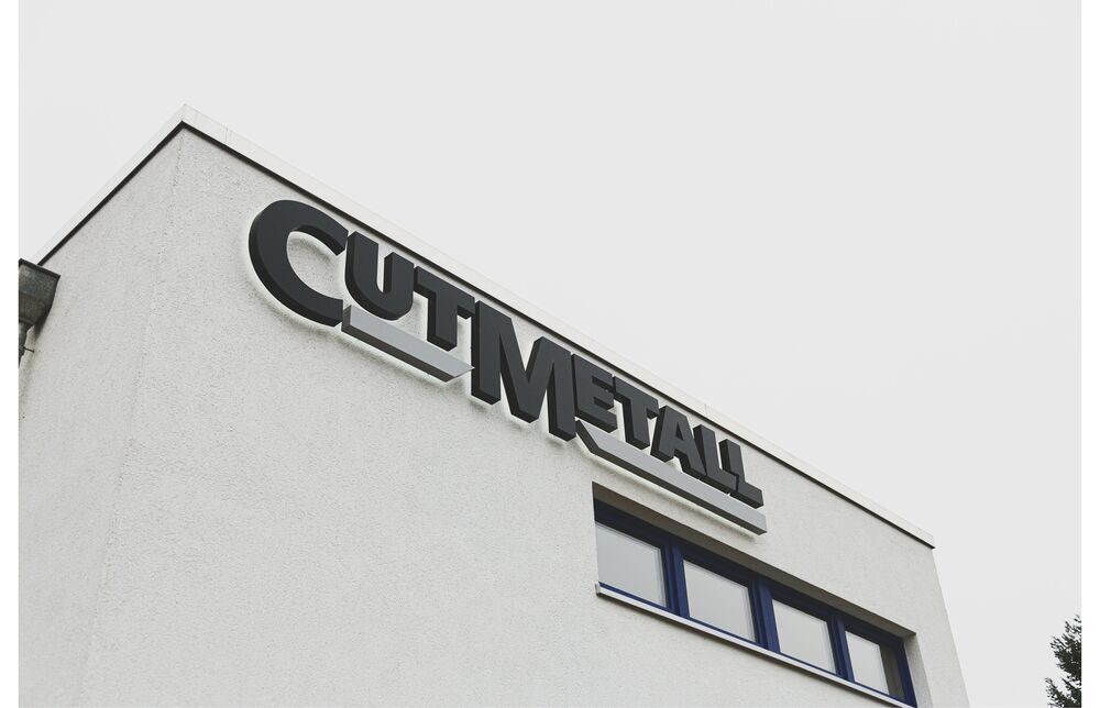 Logo CUTMETALL sur la façade du bâtiment de l’entreprise – spécialiste des pièces détachées pour le secteur du recyclage