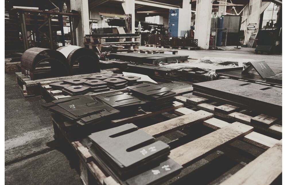 Pièces brutes découpées au laser sur palettes – découpes préparées pour pièces détachées CUTMETALL destinées aux machines de recyclage
