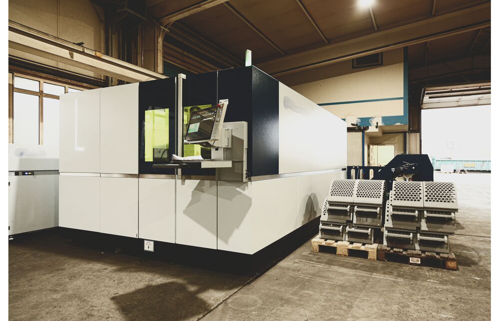 Installation industrielle de découpe laser de tôles – domaine d’application typique des pièces CUTMETALL telles que les supports de tamis perforés