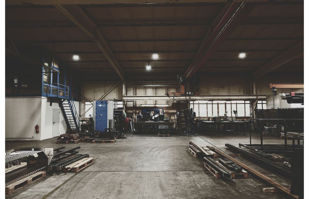 Atelier de production CUTMETALL avec des palettes de composants pour machines de recyclage comme des supports de tamis et des pièces d’usure