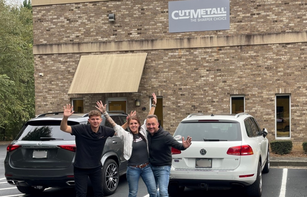 Membres de l’équipe CUTMETALL devant le site aux États-Unis – engagement international dans le domaine des pièces détachées pour le recyclage