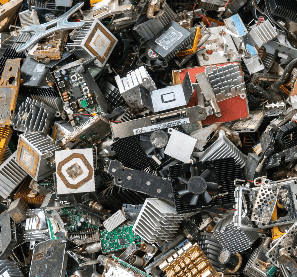 Ein großer Haufen Elektroschrott mit Kühlkörpern, Leiterplatten, Lüftern und verschiedenen elektronischen Bauteilen.
