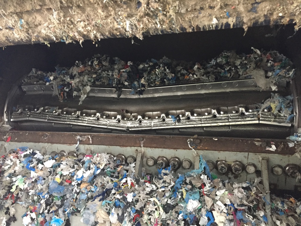 Vue intérieure d’une chambre de coupe avec rotor et matériaux plastiques – domaine d’application des lames et contre-lames CUTMETALL