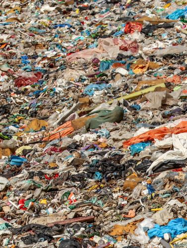 Der mittige Ausschnitt eines Bildes. Es zeigt einen Haufen von Plastikmüll, bestehend aus Flaschen, Verpackungen und Folien, geeignet als Material für Ersatzbrennstoffe.