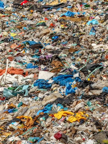 Der rechte Ausschnitt eines Bildes. Es zeigt einen Haufen von Plastikmüll, bestehend aus Flaschen, Verpackungen und Folien, geeignet als Material für Ersatzbrennstoffe.