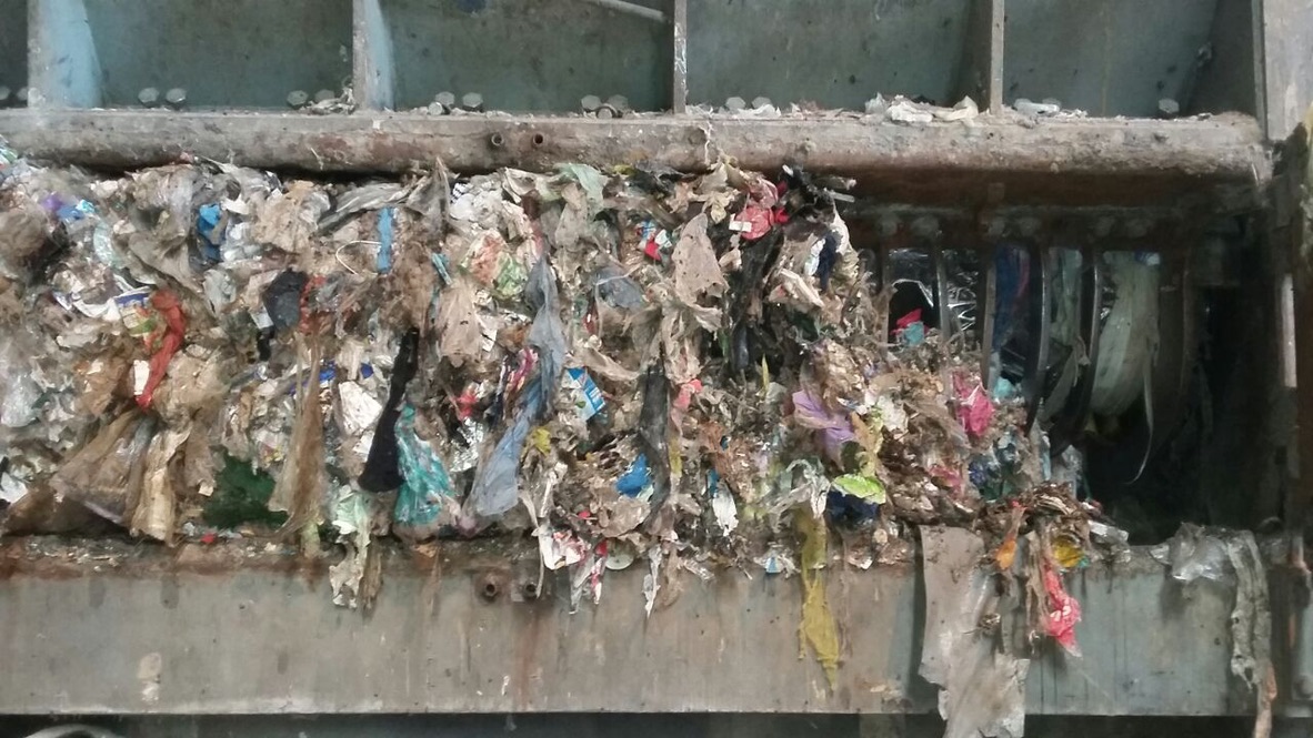 Module de criblage obstrué dans une installation de recyclage – le matériau mélangé bloque la sortie du système