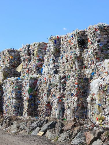 Fardos de plástico tras la clasificación y el prensado, listos para su posterior procesamiento en el reciclaje de plásticos