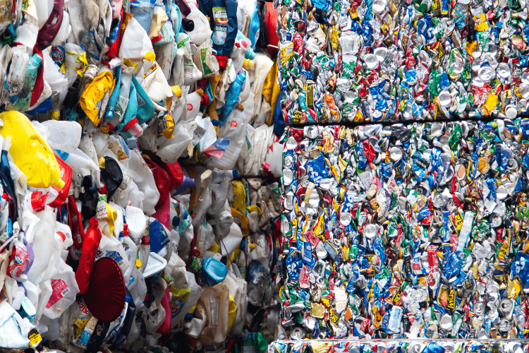 Residuos plásticos sueltos y balas prensadas de material reciclado en una planta de clasificación para el reciclaje de plásticos