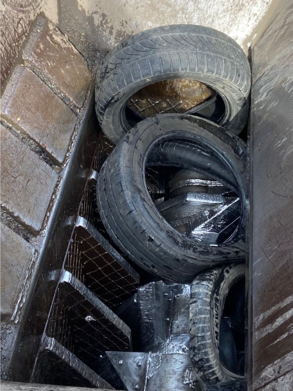 Used car tires inside a dual-shaft shredder – typical input for rubber and tire recycling applications