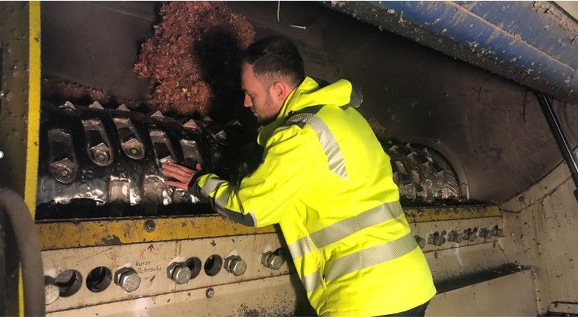 CUTMETALL-Mitarbeiter am frisch verbauten CUTMETALL-Rotor