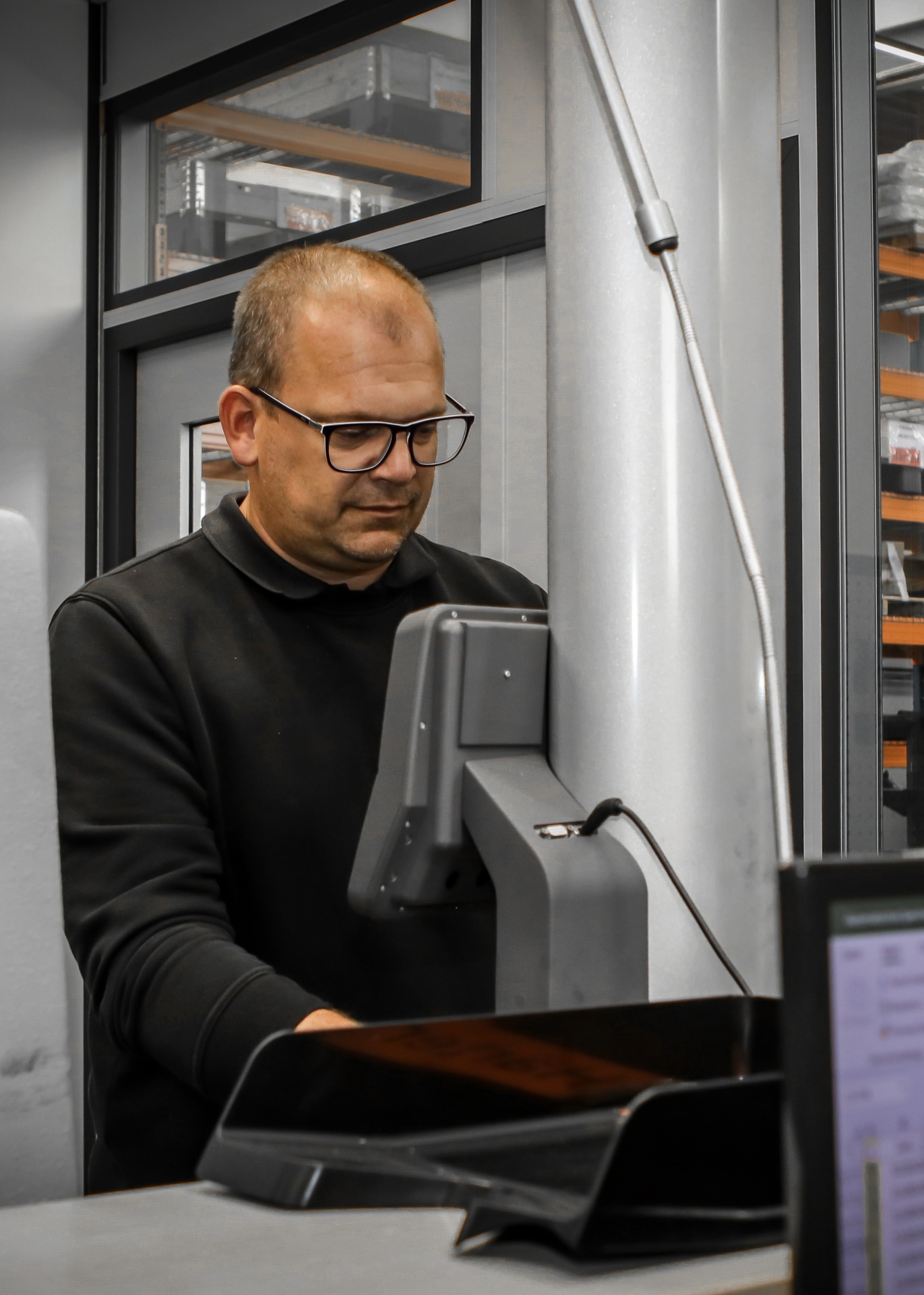 Andre aus der QS und Betriebsleiter im CUTMETALL-Werk in Eisfeld bei der Arbeit