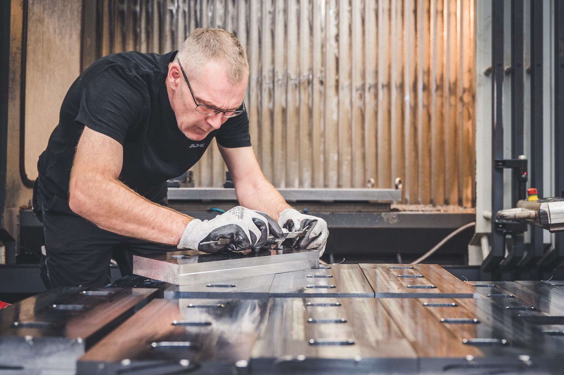 CUTMETALL Tools Mtarbeiter prüft die produzierten Messer im Rahmen der Qualitätssicherung